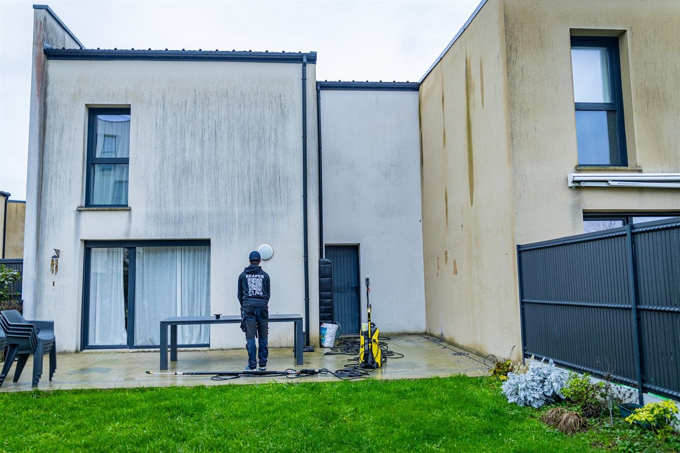 Intervention de nettoyage sur la façade arrière d’une maison