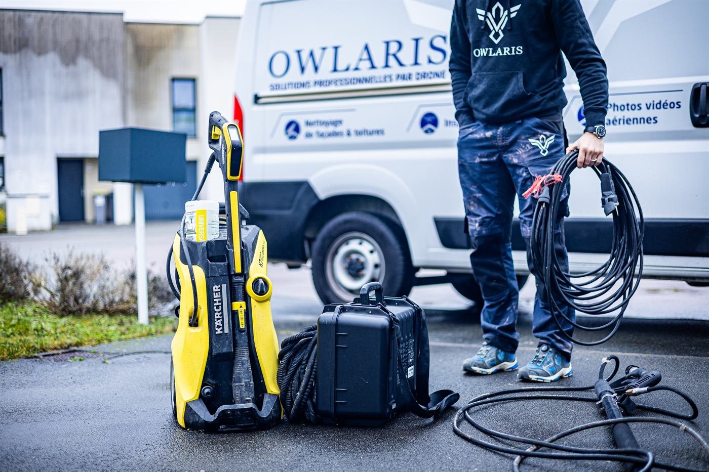 Matériel de nettoyage Maison Owlaris devant le véhicule d’intervention